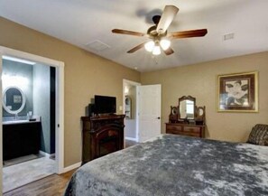 2 bedrooms, iron/ironing board, WiFi (free), bed sheets - River's Edge- Tranquil Blanco River Cabin (Wimberley)