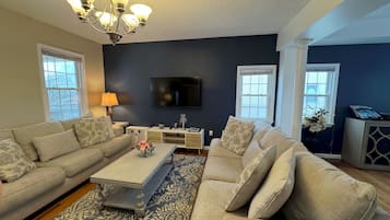 TV connectée, lecteur de DVD, table de tennis de table