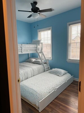 5 bedrooms, desk, WiFi, bed sheets