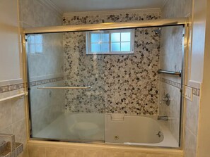 Suihku, pyyhkeet, saippua, sampoo