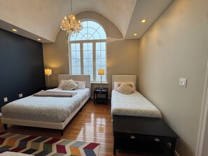 6 slaapkamers, een bureau, wifi, beddengoed