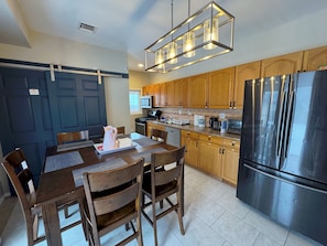 Køleskab, mikrobølgeovn, ovn, kogeplade