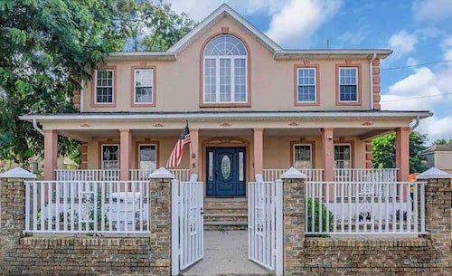 Beach Mansion  • 1 Block to Beach • Sleeps 16+ • Large Groups & Family Trips