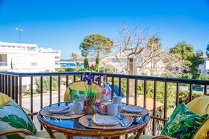 Outdoor dining - Alcudia Beach Apartment in Alcudia Beach (Alcúdia)