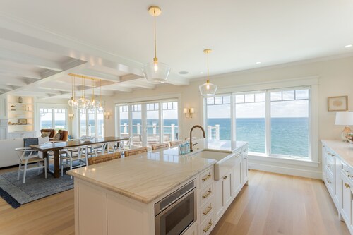 Luxurious Oceanfront Property: A Cruising Feeling Awaits You !