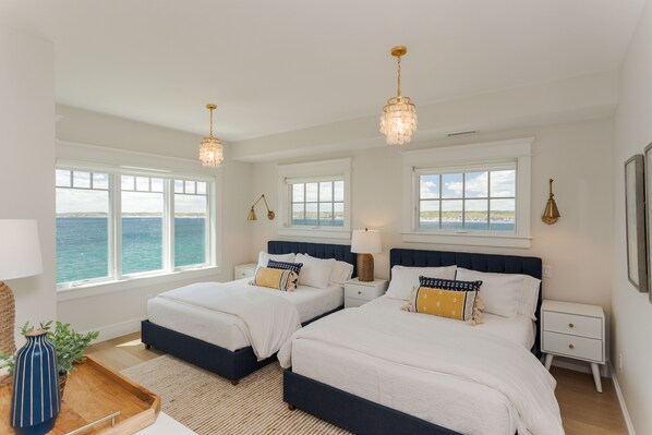 6 chambres, bureau, fer et planche à repasser, lit de bébé portatif