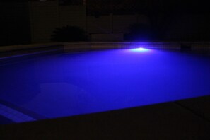 4 outdoor pools - Chic & Serene 1-Bed Haven in Roodepoort (Roodepoort)