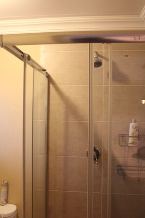 Cottage Confort | Salle de bain | Douche, serviettes fournies, savon, shampoing