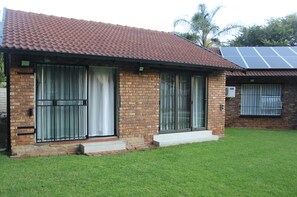 Exterior - Chic & Serene 1-Bed Haven in Roodepoort (Roodepoort)