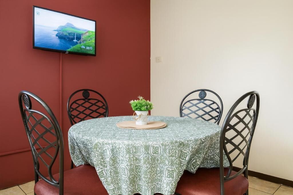 2 bedrooms, premium bedding, Tempur-Pedic beds, blackout curtains