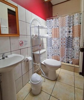 Shower, rainfall showerhead, hair dryer, heated floors - Casa Cafetal Aeropuerto (Alajuela)
