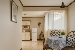 32-inch LCD TV with cable channels - Casa Cafetal Aeropuerto Two Bedrooms  (Alajuela)