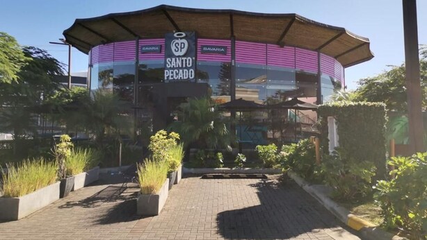 A building with a curved roof and a sign that reads "SANTO PECADO." - Casa Cafetal Aeropuerto (Alajuela)