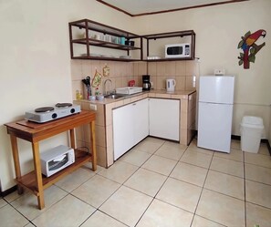 Full-size fridge, microwave, oven, stovetop - Casa Cafetal Aeropuerto Two Bedrooms  (Alajuela)