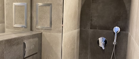 シャワー、タオル、石鹸、トイレットペーパー