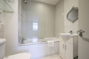 Shower, hair dryer, towels - Chelsea Pied-a-terre In Luxury Building (London)