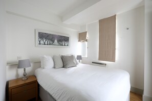 1 quarto, cofres nos quartos, ferros/tábuas de passar roupa