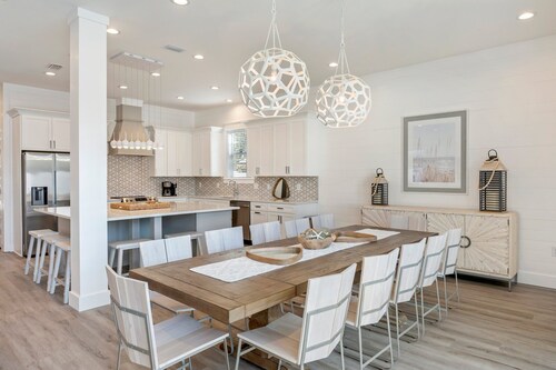 Ovation: Pool, Beach, Sleeps 21!