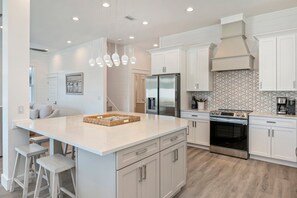 Fridge, microwave, oven, stovetop - Ovation: Pool, Beach, Sleeps 21! (Santa Rosa Beach)