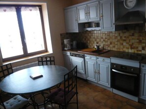 Fridge, microwave, oven, stovetop - Maison au Calme Avec Très Belle vue (Chassy)