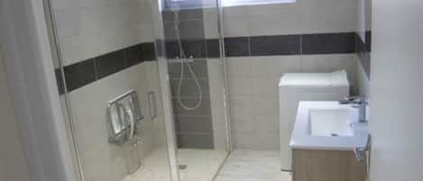 Dusche, Haartrockner, Handtücher, Seife