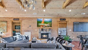 Un interior acogedor con chimenea, sofá y zona de comedor.