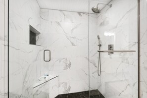 Appartement, Meerdere bedden (Edgewater Tower 1-412) | Badkamer | Gratis toiletartikelen, handdoeken, zeep, toiletpapier