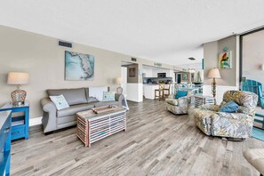 Appartement, Meerdere bedden (Edgewater Tower 2-611) | Woonruimte | Televisie