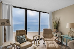 Condo, várias camas (Edgewater Tower 2-611) | Área de estar | TV