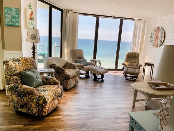 Huoneisto, useita sänkyjä (Edgewater Tower 2-611) | Oleskelualue | Televisio