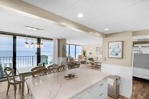 Apartment, Mehrere Betten (Edgewater Tower 2-611) | Speisen