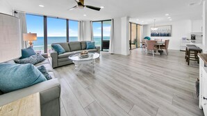 Condo, varias camas (Edgewater Tower 2-407) | Área de sala de estar