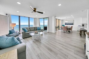 公寓客房, 多張床 (Edgewater Tower 2-407) | 起居區 | 電視