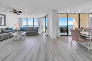 公寓客房, 多張床 (Edgewater Tower 2-407) | 起居區 | 電視