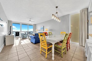 คอนโด, หลายเตียง (Majestic Beach Towers 2-1701) | ร้านอาหาร