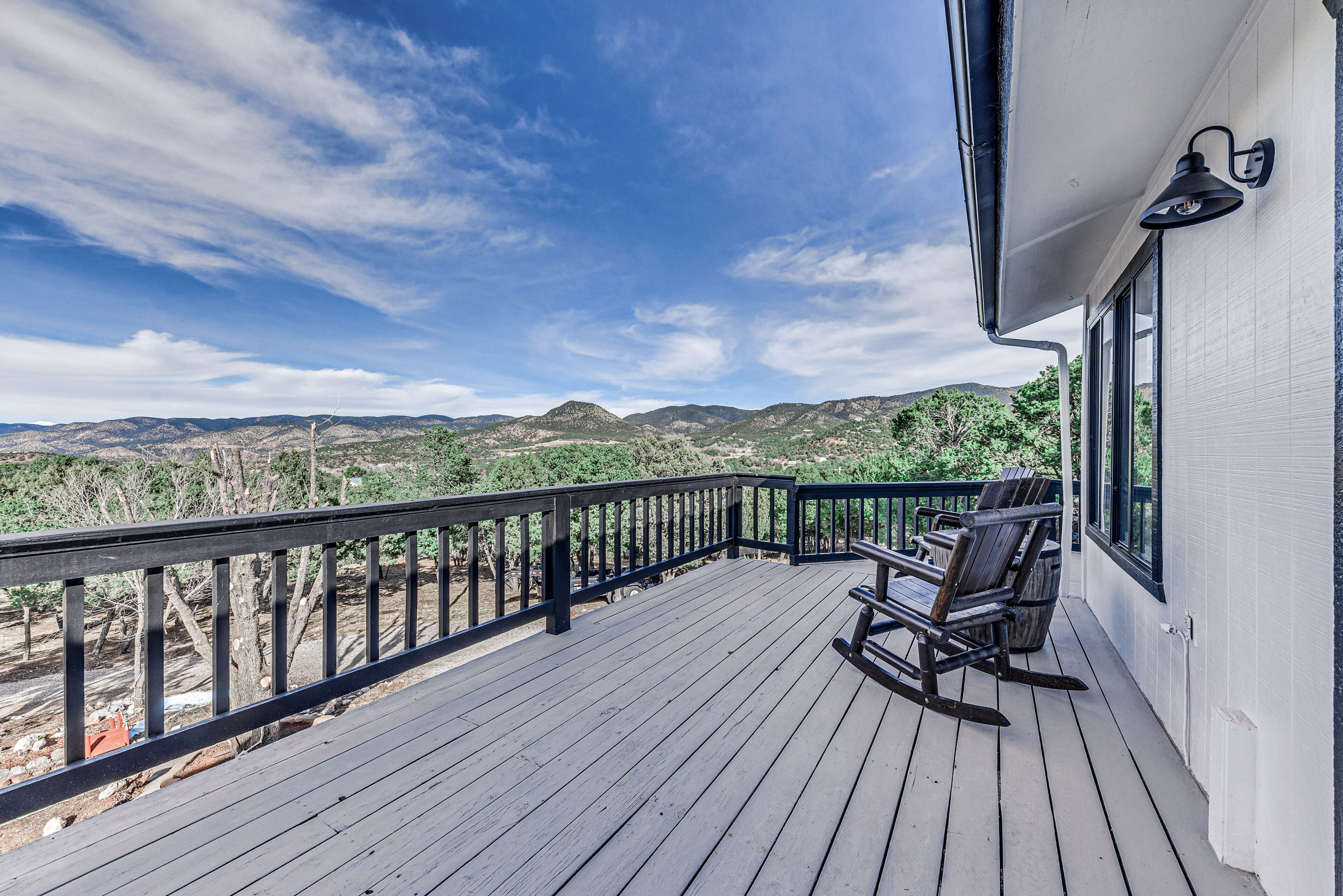 High Rolls Cabin w/ Decks: 11 Mi to Ski Cloudcroft