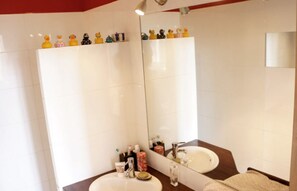Dusche, Handtücher, Seife, Toilettenpapier