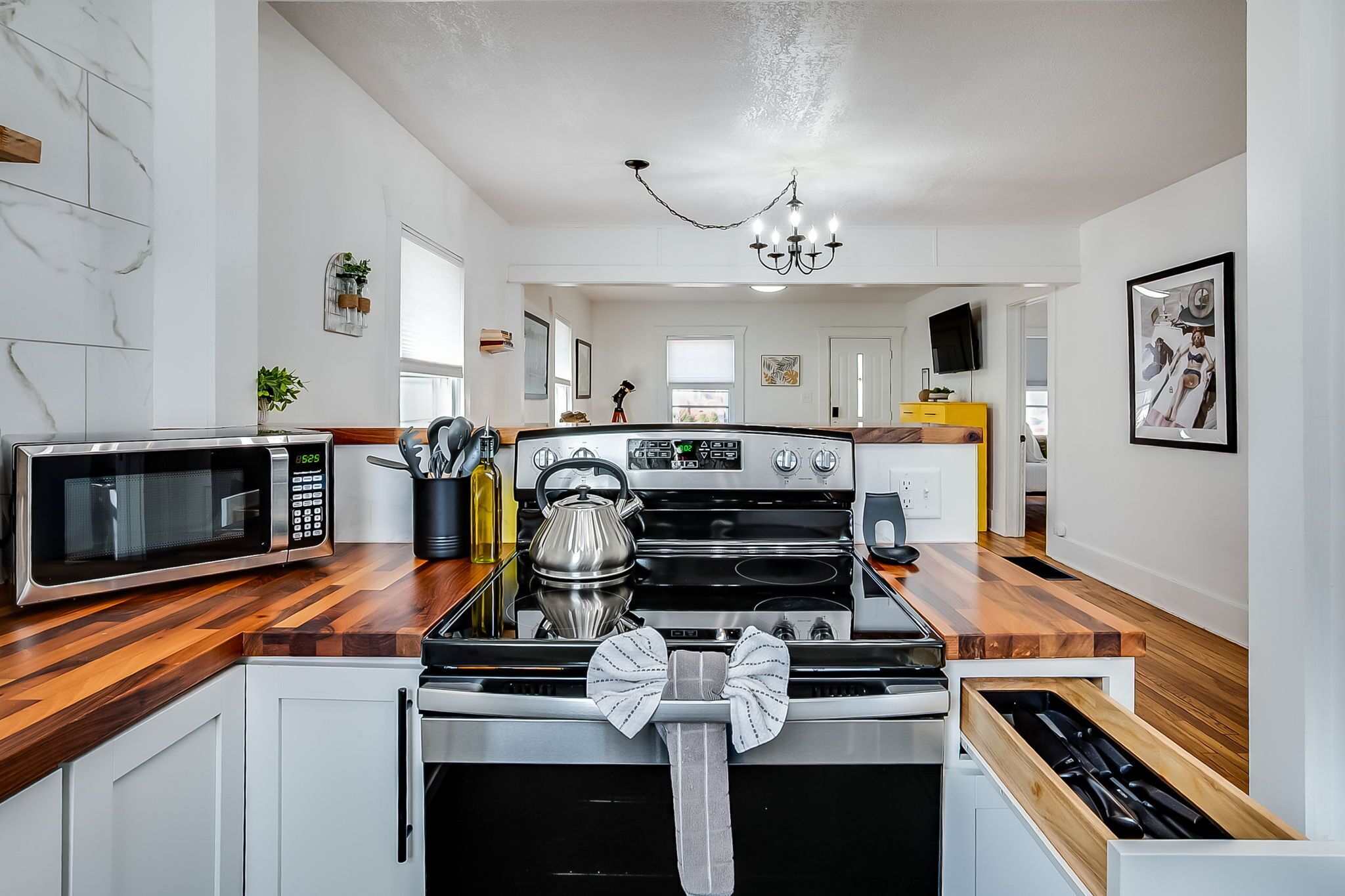 Kylskåp, mikrovågsugn, ugn och spishäll