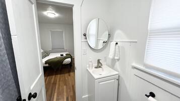 Haartrockner, Handtücher, Seife, Shampoo