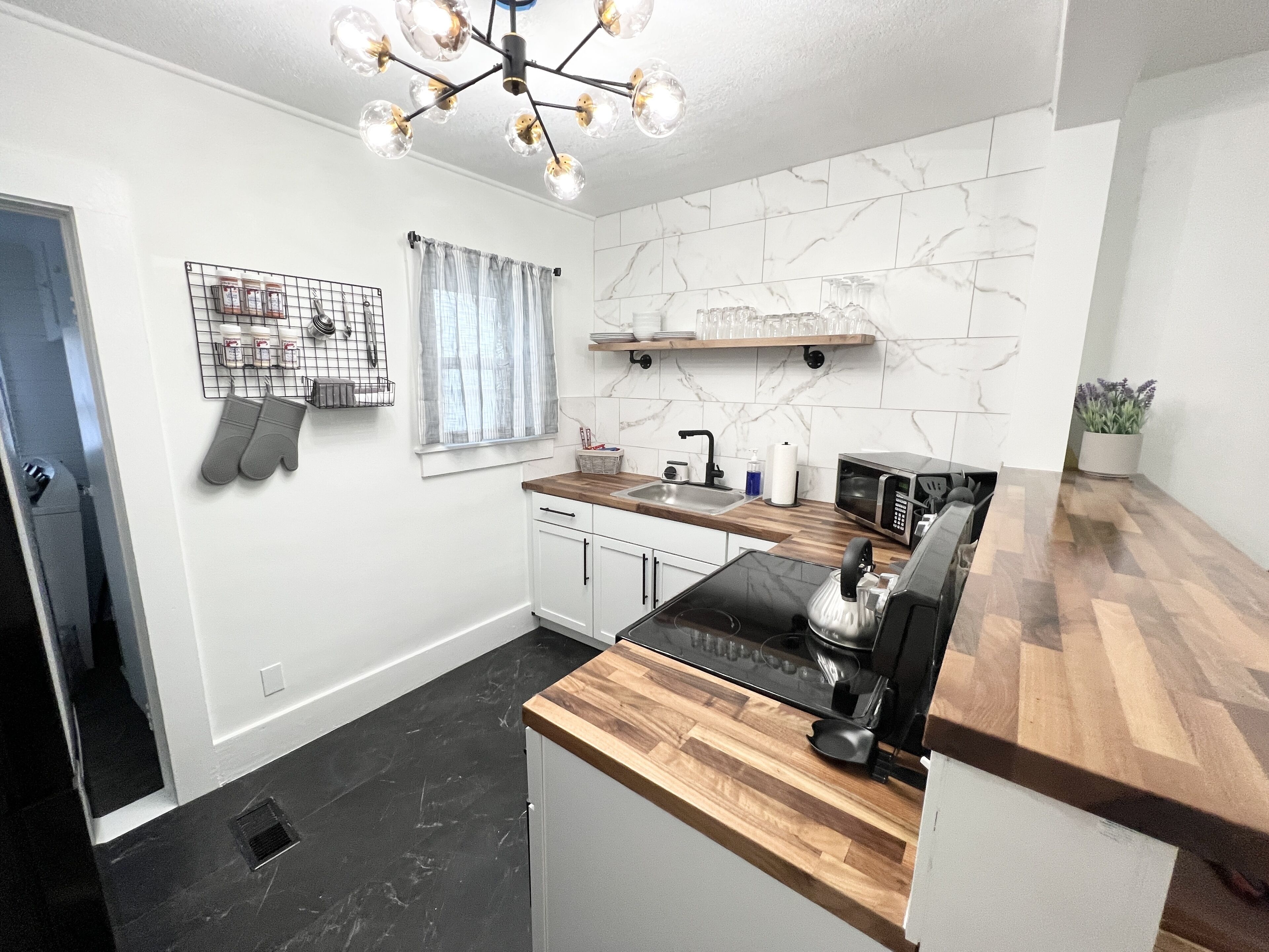 Jääkaappi, mikroaaltouuni, uuni, liesi