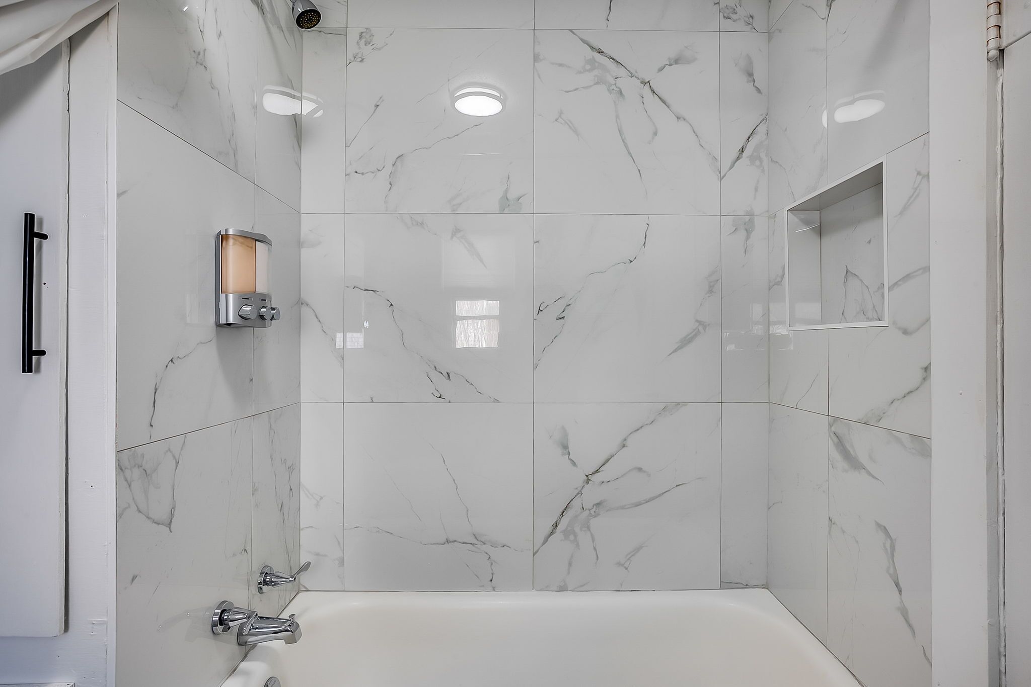 Een haardroger, handdoeken, zeep, shampoo