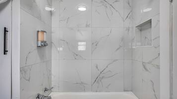 Een haardroger, handdoeken, zeep, shampoo