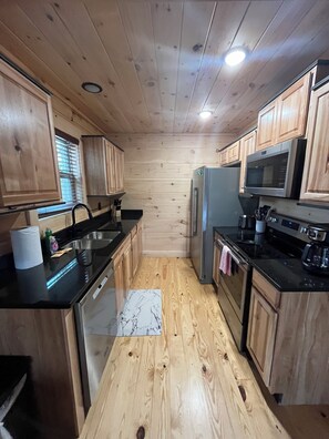 Mikrobølgeovn, ovn, kokeplater og oppvaskmaskin