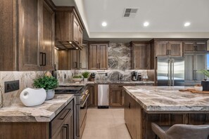 冷蔵庫、電子レンジ、オーブン、コンロ