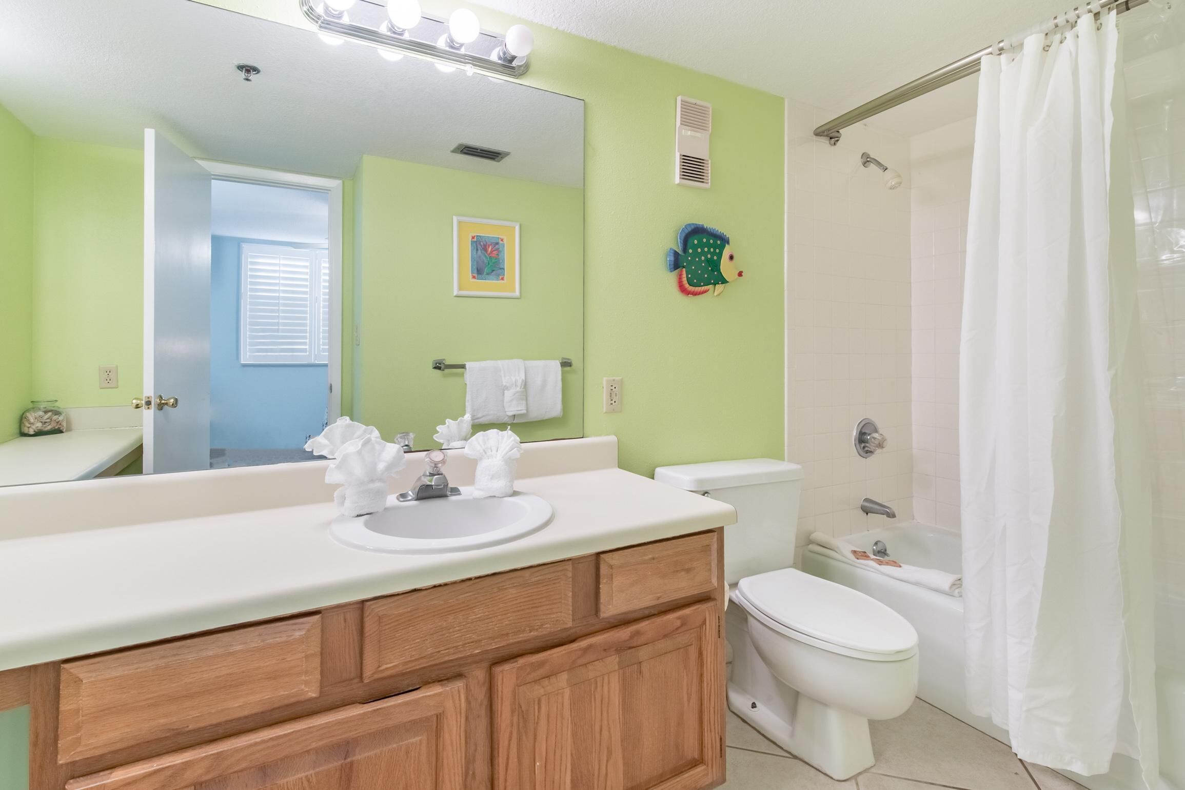 Une salle de bain avec un lavabo, des toilettes et une douche.