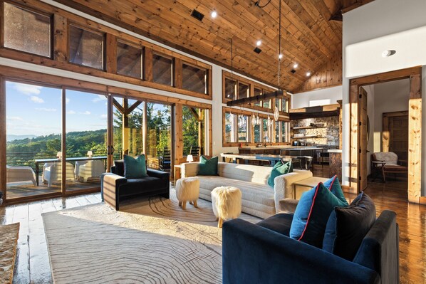 تلفزيون ذكي، مدفأة، تنس طاولة، كُتُب