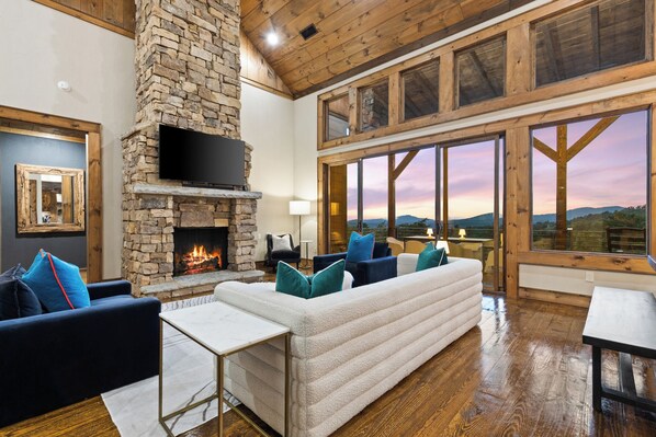 Smart TV, fireplace, ping pong, books - Epic Views | Luxe Stay @ Highland Red House | Family Fun, Games, HotTub, FirePit (Morganton)