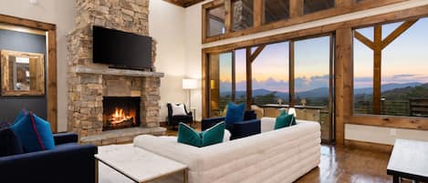 スマートテレビ、暖炉、卓球台、書庫