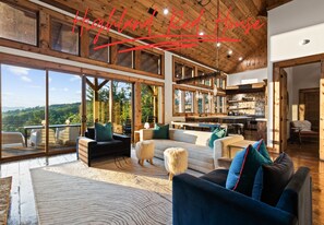 Smart TV, chimenea, mesa de ping pong, libros