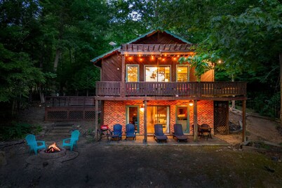 Lakefront Getaway, Private Dock, Porch, and Fishing!